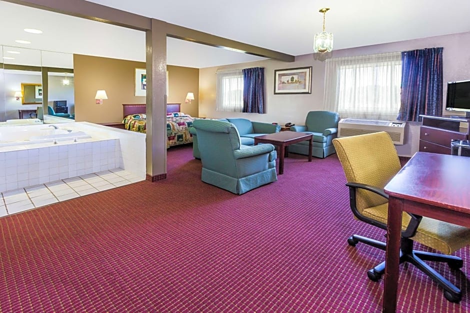 Super 8 by Wyndham Joliet I-55 N/Chicago