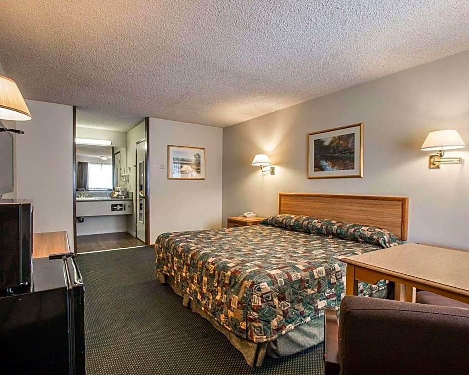 Palm Inn Hotel near Tyler Mall Riverside