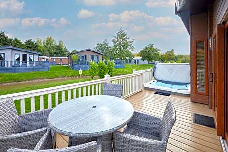 Kinship Lodge with Hot Tub