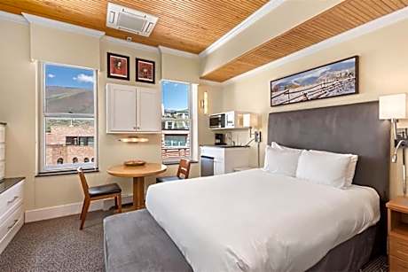 Independence Square 305, Remodeled, 3rd Floor Hotel Room in Aspen's Best Location