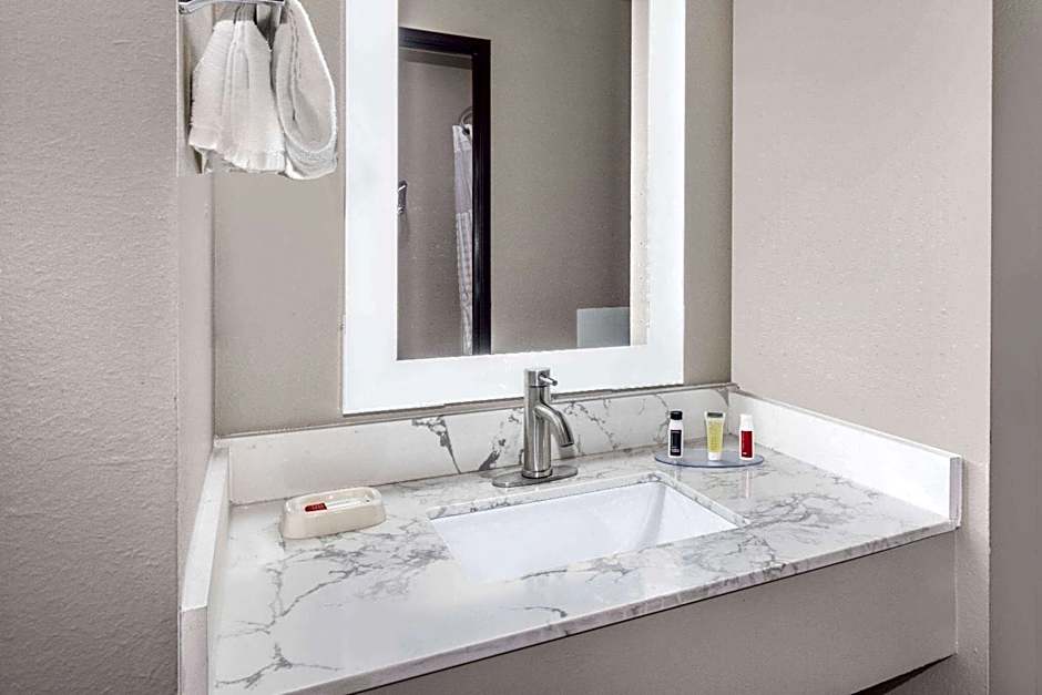 Super 8 by Wyndham Pratt