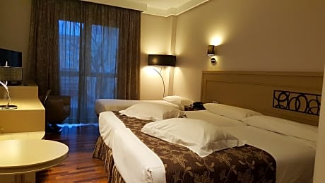 Double 2 adults 1 child