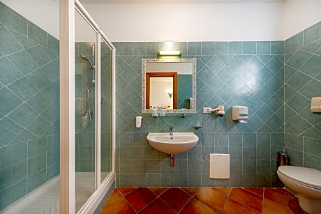 STANDARD NO BALCONY NO AIR CONDITIONING