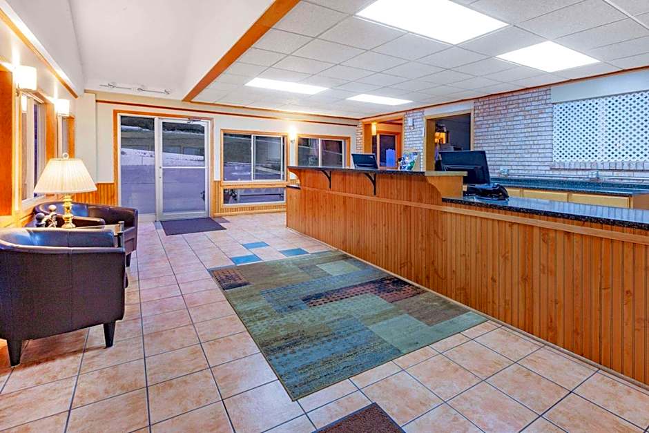 Days Inn & Suites by Wyndham St. Ignace Lakefront