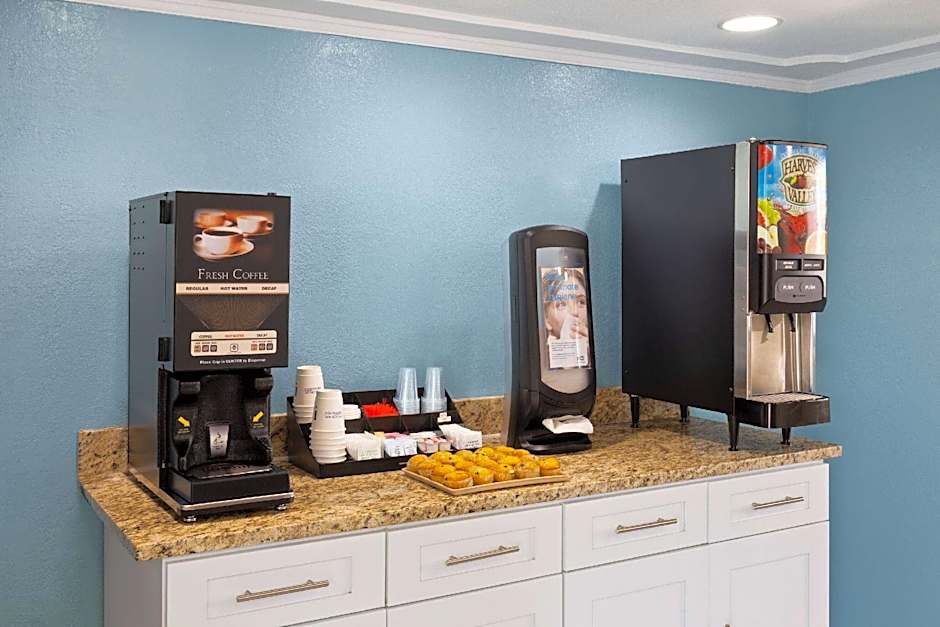 Days Inn & Suites by Wyndham Indianapolis Airport East