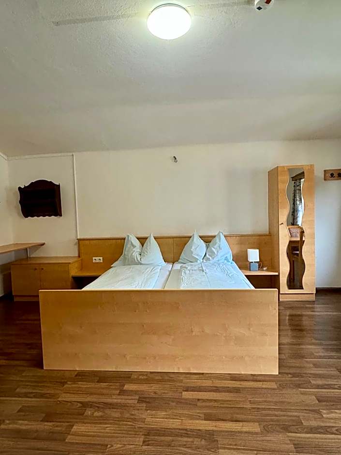 SKILL Mountain Lodge - Ski und Bike Hostel im Sommer mit JOKER CARD