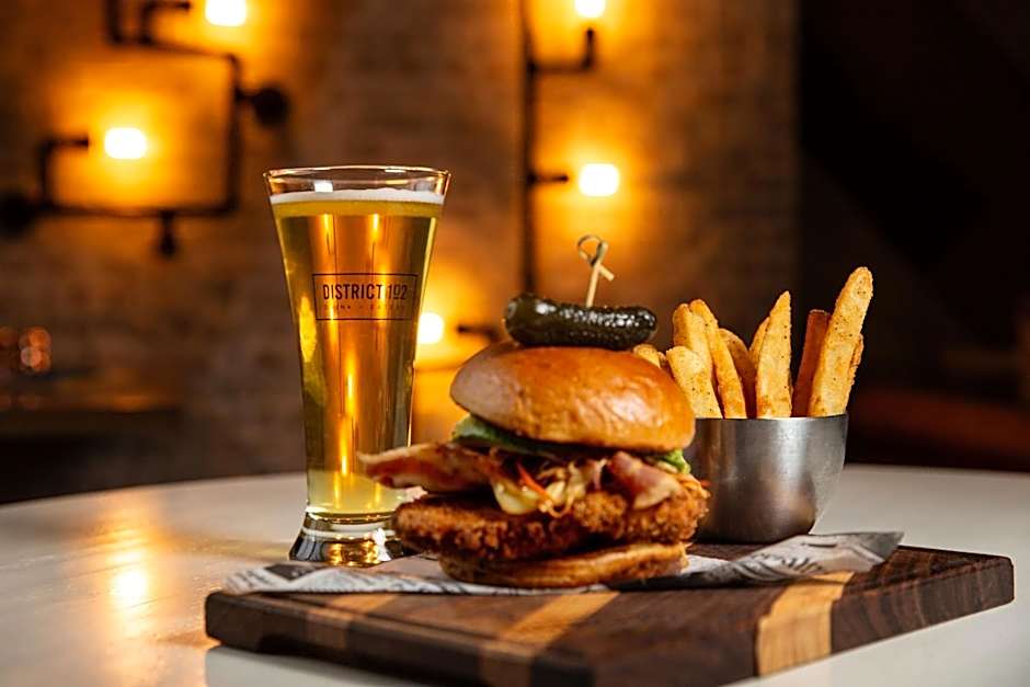 Delta Hotels by Marriott Edmonton Centre Suites