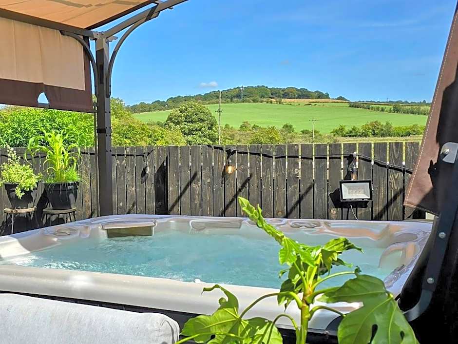 The Green Monkey Lux Suite at The Grumpy Schnauzer B&B Private Hot Tub, Gym, Breakfast, Stunning!