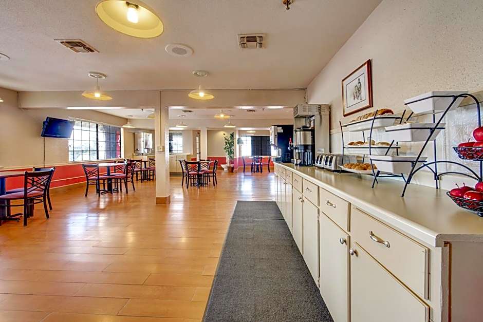 Days Inn by Wyndham College Station University Drive