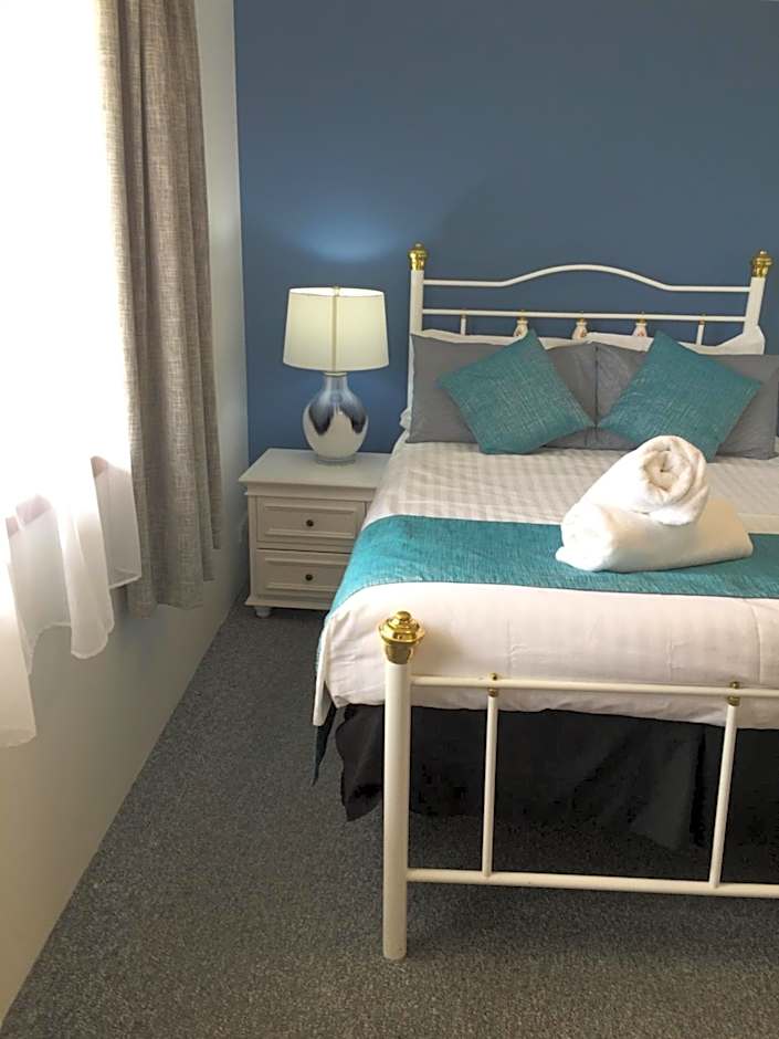 Regatta Point Tavern & Holiday Villas