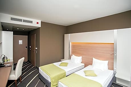 Twin Room with Two Single Beds - Non-Smoking