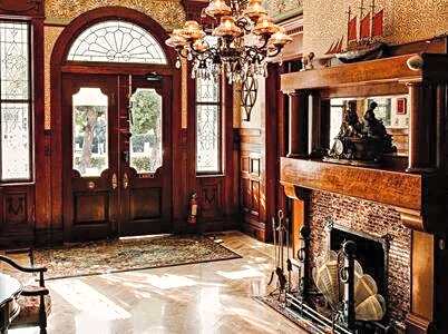 Deluxe Queen at the Curry Mansion - Parking & Heated Pool!