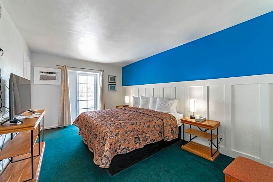 Captain's Table Hotel by Everglades Adventures