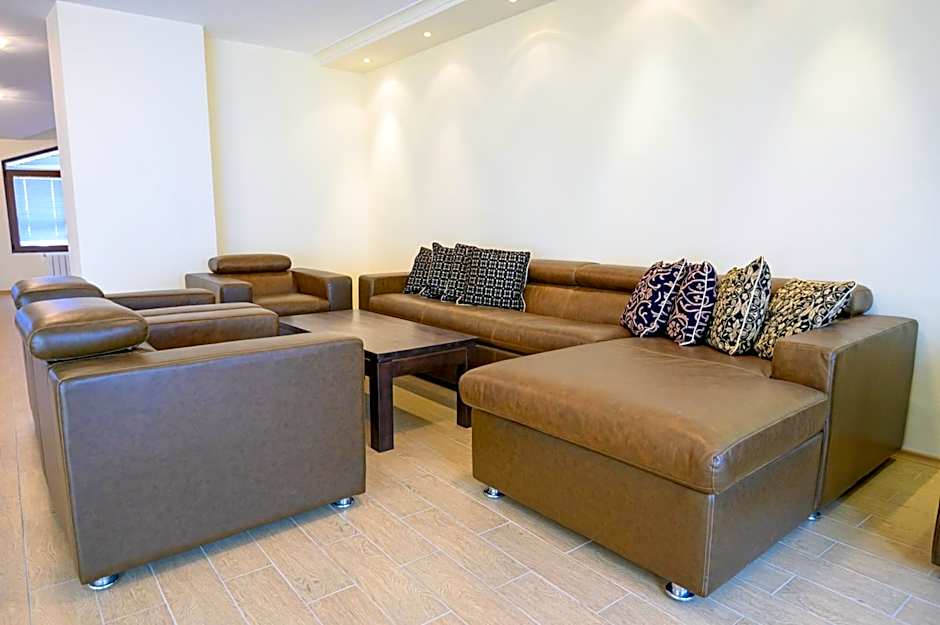 Parklands Hotel & Pool