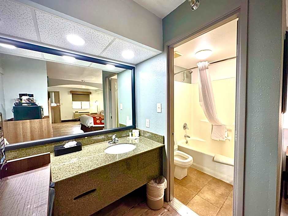 Super 8 by Wyndham Clovis