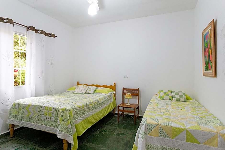 Piscina, jardim, área gourmet e vista arborizada