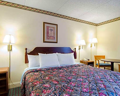 1 King Bed, Nonsmoking