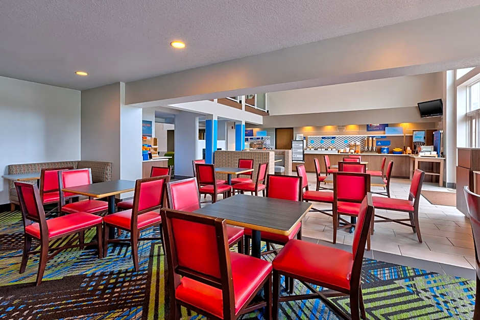 Holiday Inn Express & Suites Petoskey by IHG