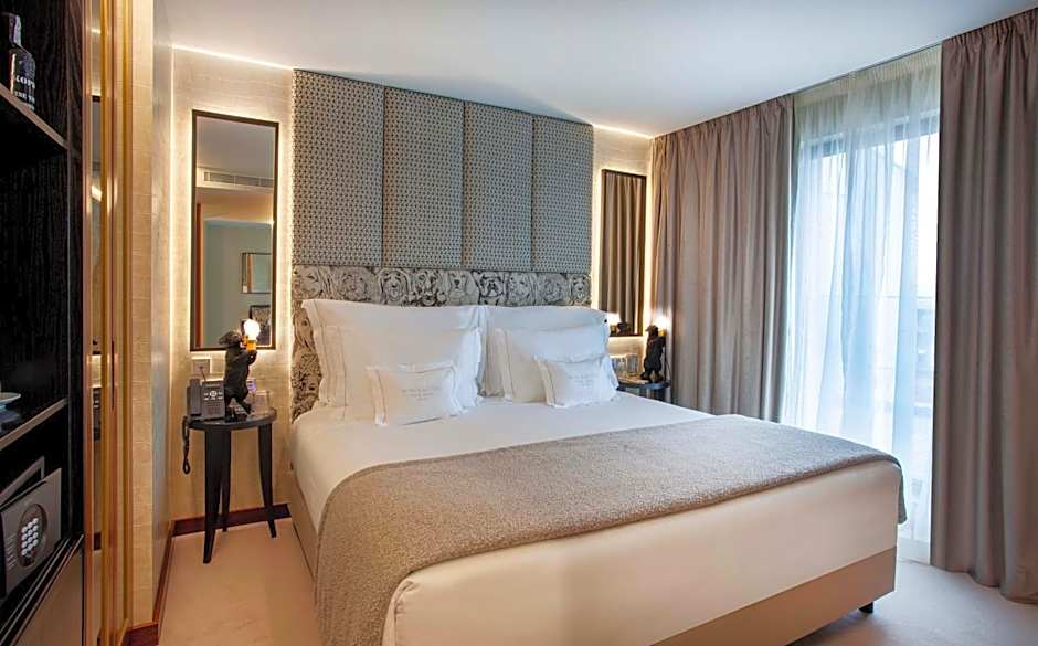 Wine & Books Porto Hotel