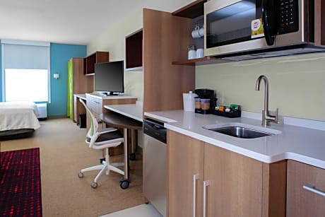 Queen Studio Suite - Hearing Access/Non-Smoking