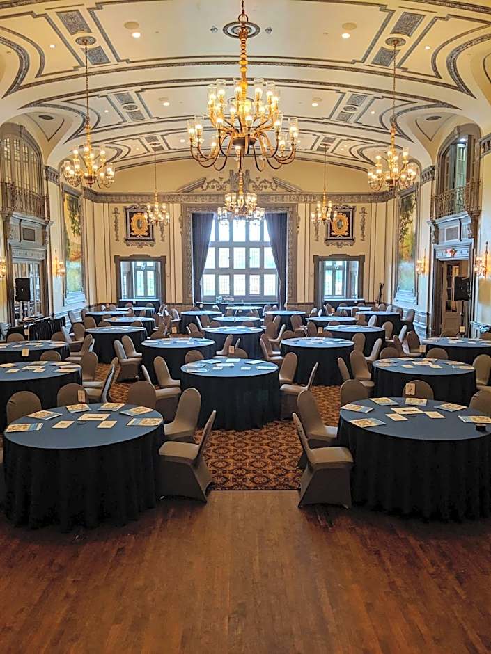 DoubleTree By Hilton The Tudor Arms Hotel