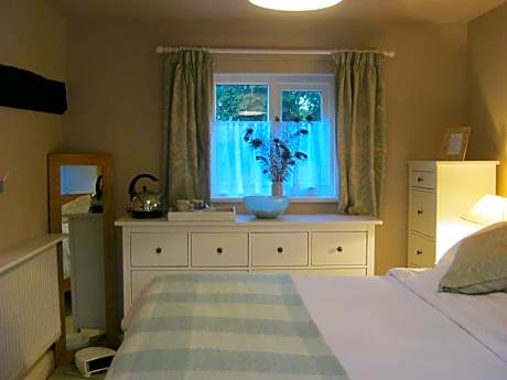 Super King or Twin Room with En Suite Bathroom - Ground Floor