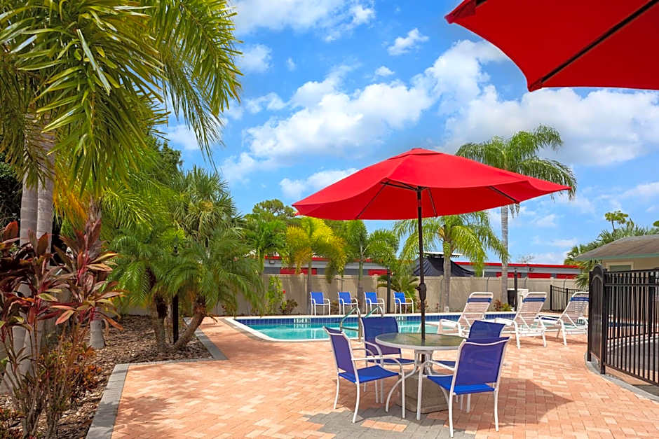 Super 8 by Wyndham Bradenton Sarasota Area