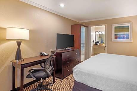 Queen Room with Bath Tub - Mobility Accessible