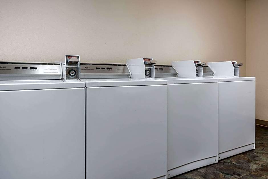 Days Inn & Suites by Wyndham Rochester South