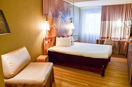 Standard Room with 1 double bed and 1 single bed