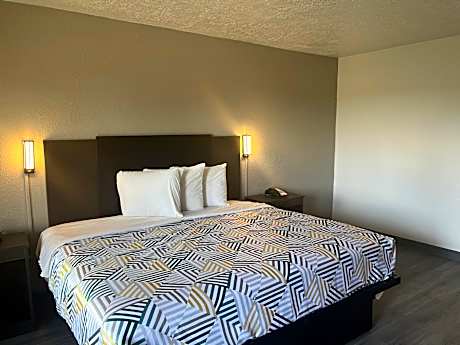 Deluxe Queen Room - Non-Smoking