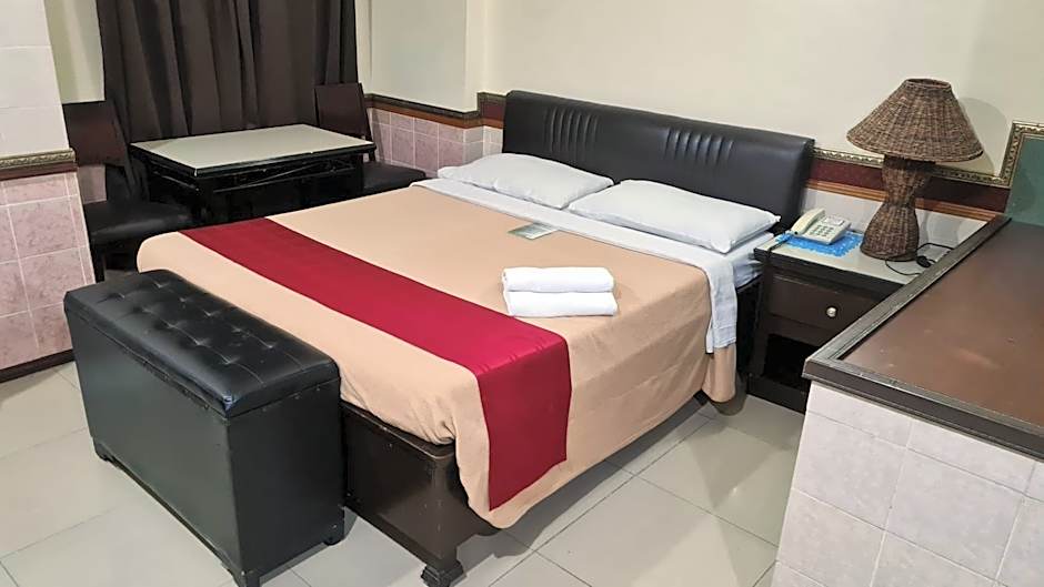 Photo 1 of 5 of Superior 1 Queen Bed