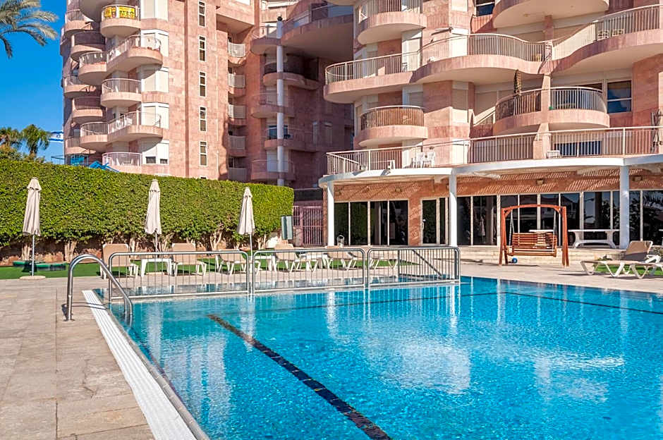 Renovated 3 Bedroom - Residence with Pool next the Beach