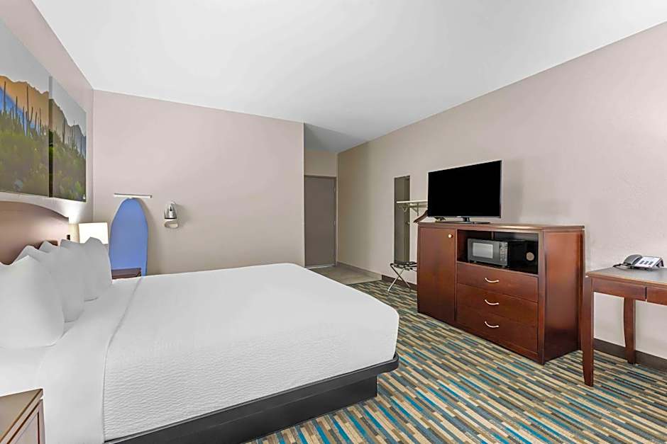 Days Inn & Suites by Wyndham Mesa Near Phoenix
