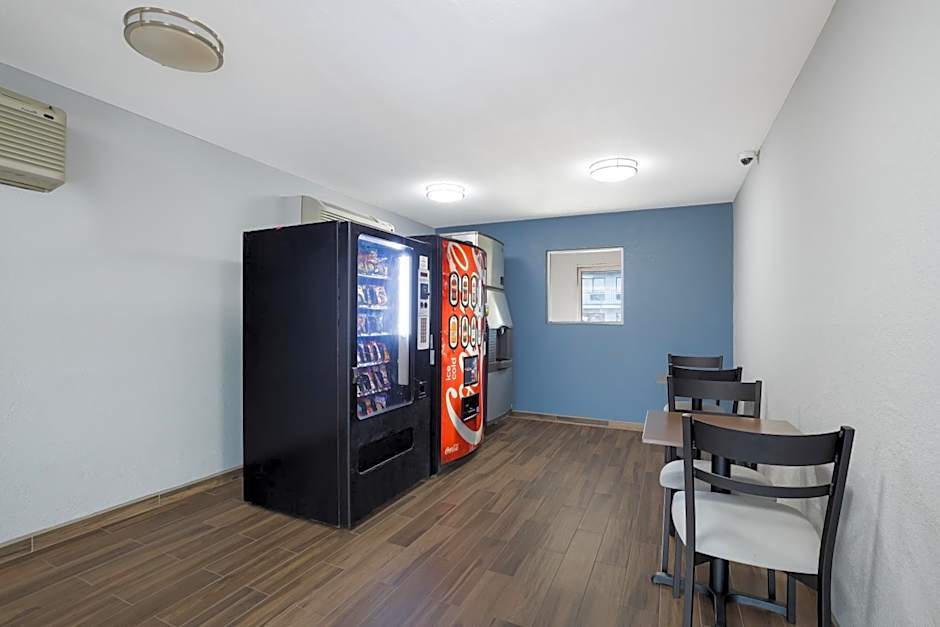 HomeTowne Studios by Red Roof Orange, TX