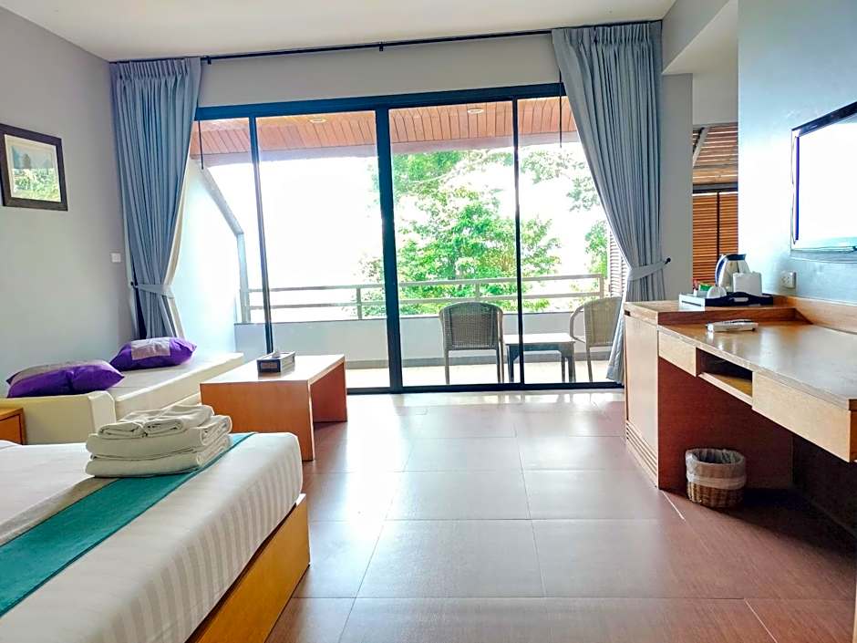 Photo 1 of 7 of Deluxe Suite, Jacuzzi®, Seaside
