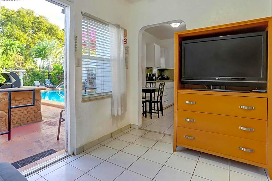 Richard's Motel Courtyard