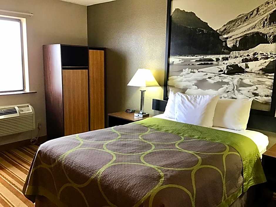 Super 8 by Wyndham Helena