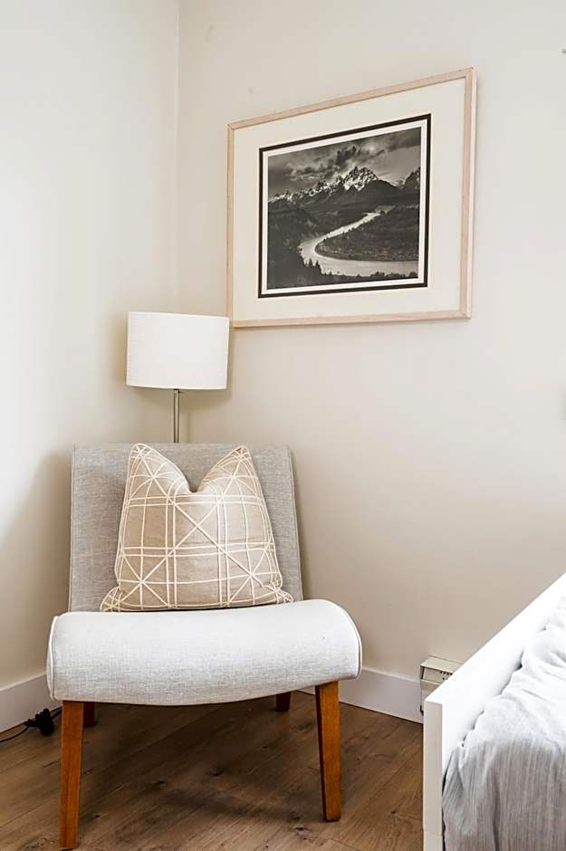 Group Stays - Large Renovated Apartment with Pool and Hot Tub