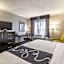 La Quinta Inn & Suites by Wyndham Cleveland - Airport North