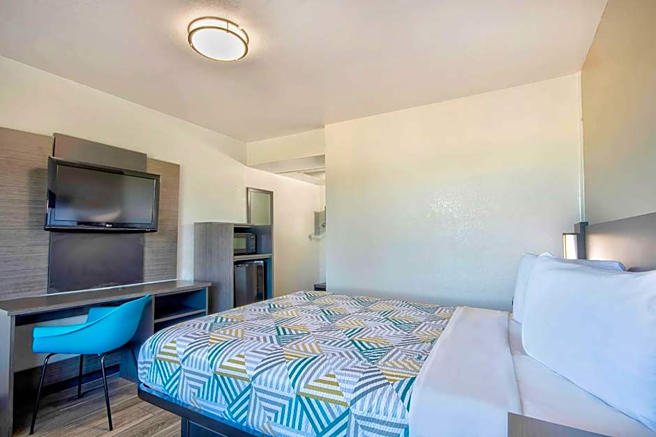 Motel 6-Russellville, AR