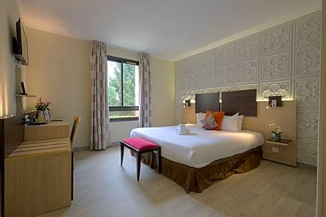 Family Quadruple Room, 2 Bedrooms, Non Smoking(2 Twin Beds and 1 Queen Bed)