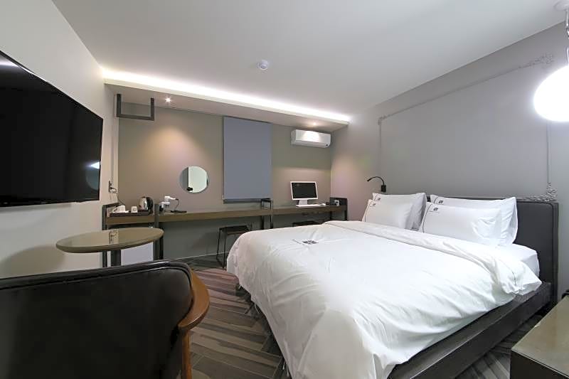 Avenue Hotel