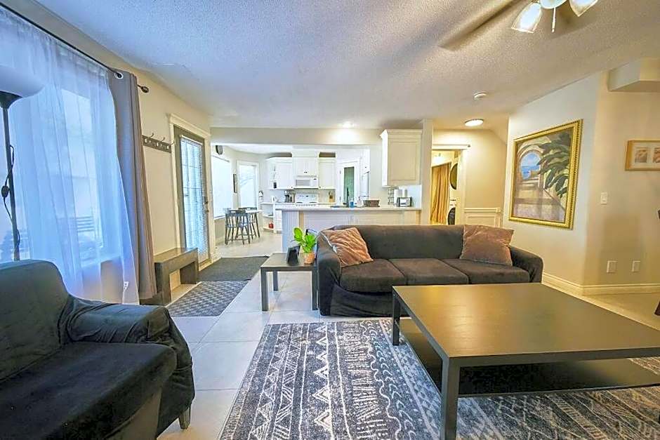 Casa Pura Vida Hot Tub, Pool & Ping Pong Tables w Backyard & BBQ Come stay