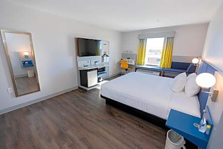 King Suite - Mobility Access/Non-Smoking