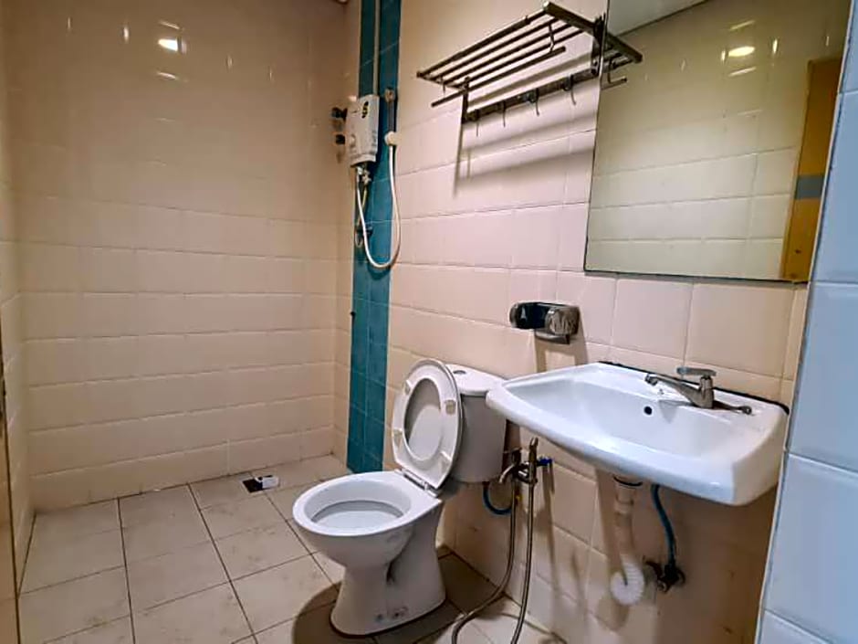 PAVILION INN HOTEL LUMUT