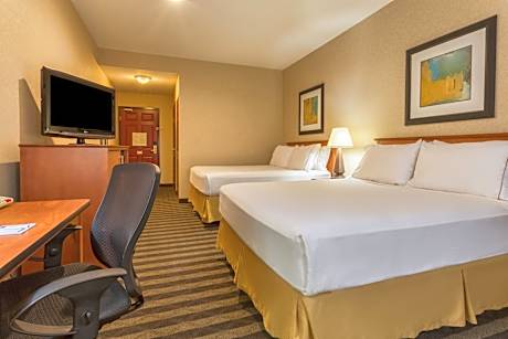 Standard Queen Room with Two Queen Beds and Mobility Accessible Tub