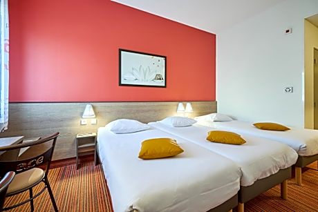 Triple Room ( three single beds)