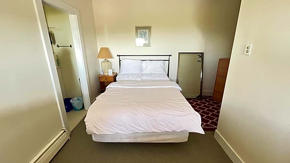 Admiral's Quay Motel & Suites