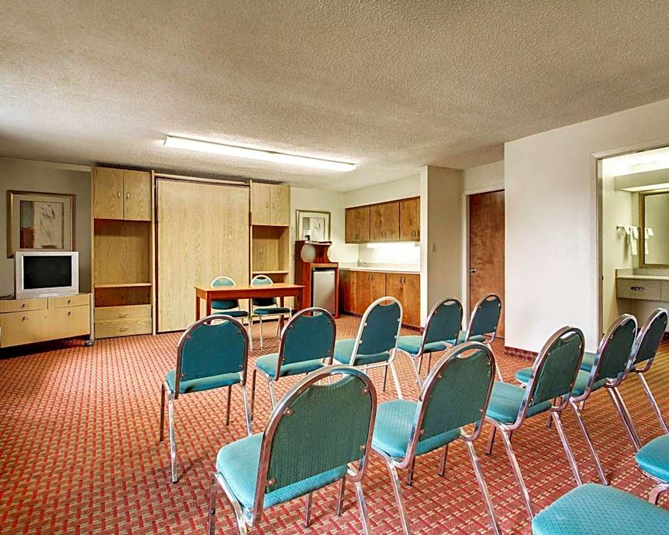 Quality Inn & Suites Clinton - Jackson West